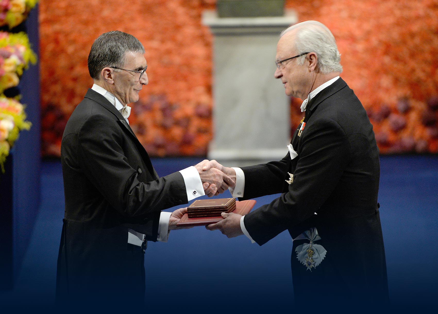 Aziz Sancar shakes hands at the Nobel Prize ceremony.