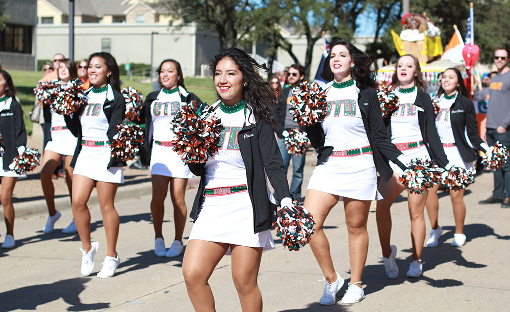 Cheerleaders rally Comets at the 2015 Homecoming Parade