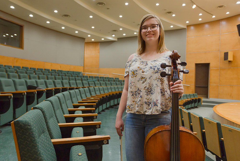 Alissa Dover stands with cello in the Jonsson Performance Hall