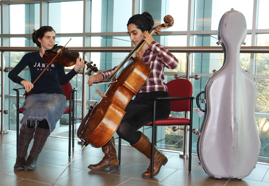 isters Junia da Rocha Valente (left), violist and PhD candidate in software engineering, and Sarah da Rocha Valente (right), principal cellist and graduate student in the humanities