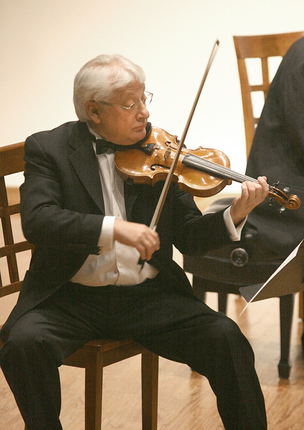 Arkady Fomin playing the violin.