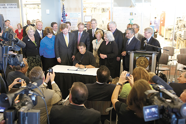 Governor Rick Perry signing bill at UT Dallas.